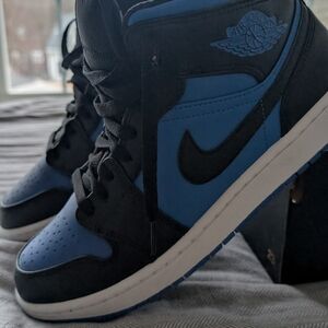 Jordan Men's Black and Blue Sneakers